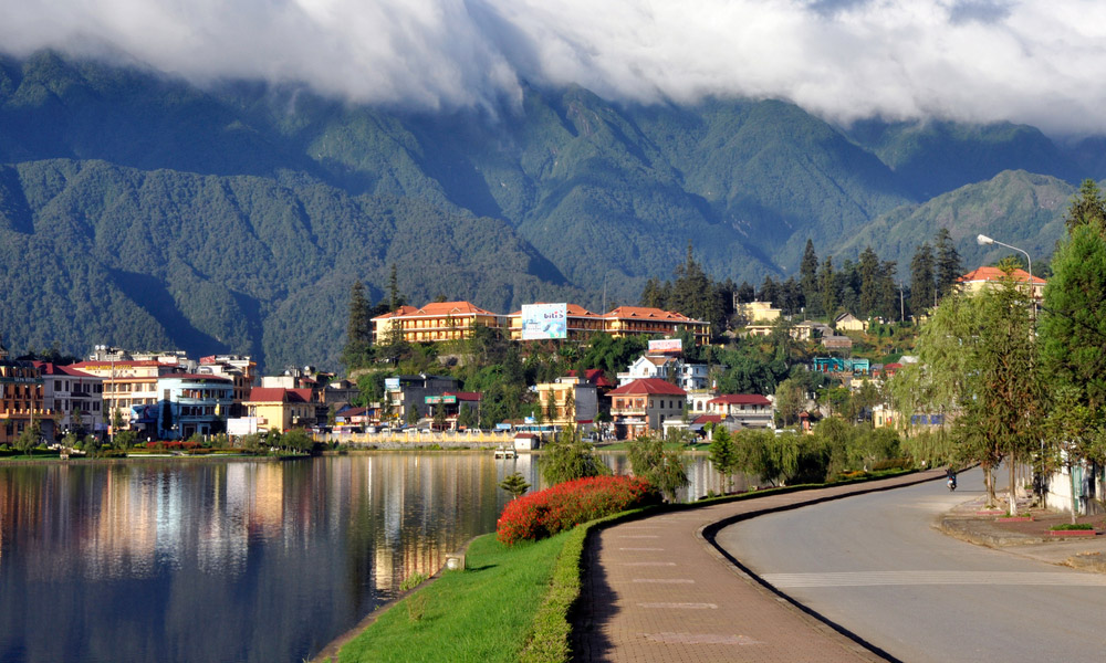 Streets and lake in Sapa town.