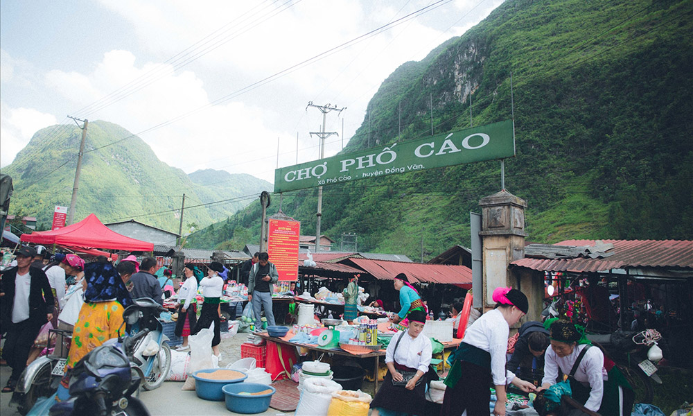 People in a market in Ha Giang.