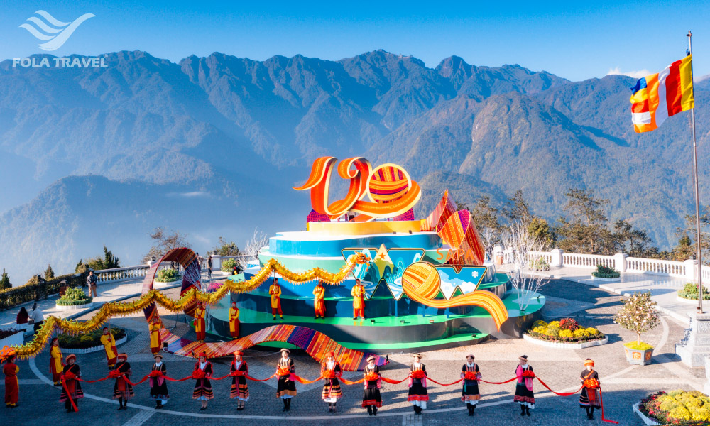 People dancing in Fansipan festival.