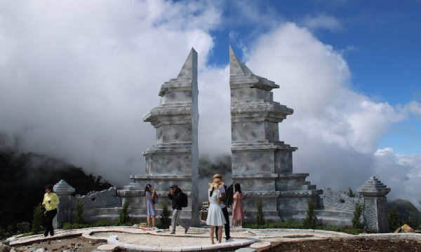 People taking pictures in Sapa Heaven's Gate.