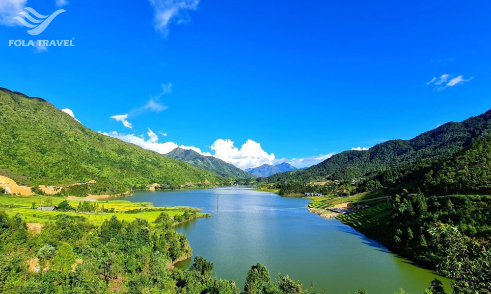 Overview of Seo My Ty lake under the mountains.