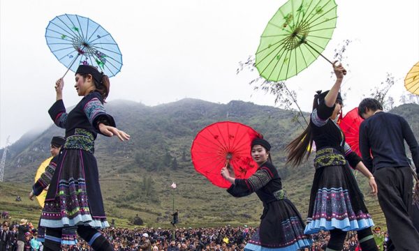 Traditional dance with umbrellas in a Ha Giang festival.