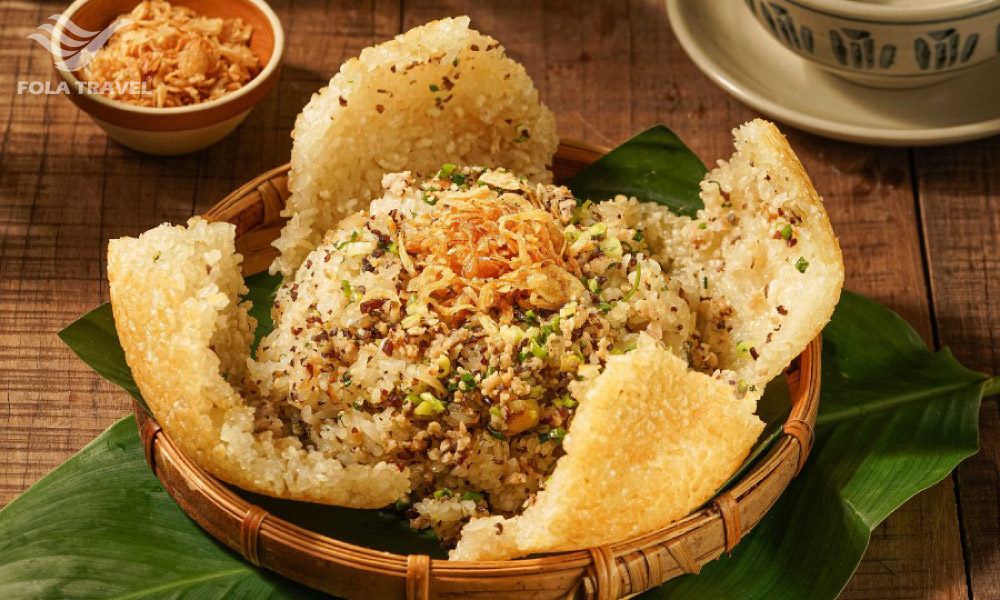 A bowl of sticky rice with ant eggs.