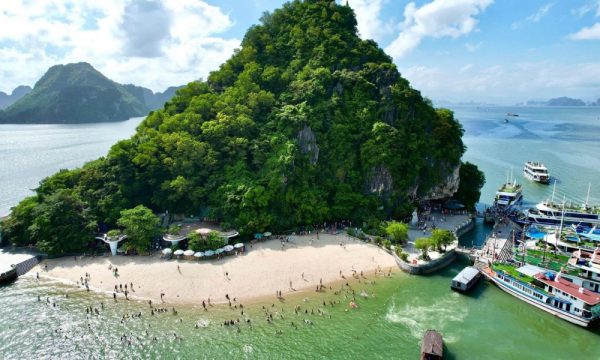 Overview of Ti Top Island.