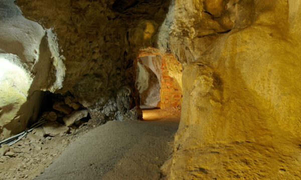 A path in Trung Trang Cave.