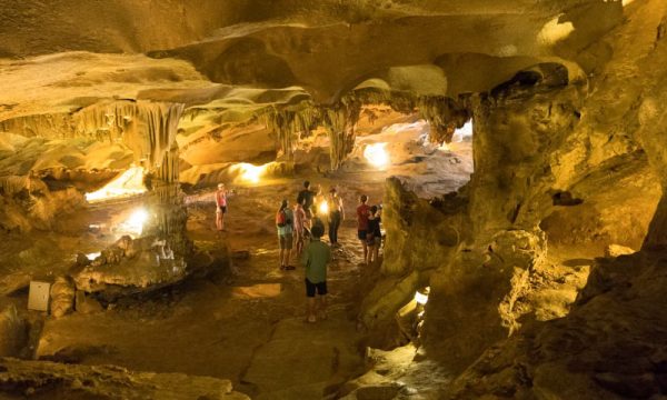 Bai Tu Long visitors to Thien Canh Son Cave.