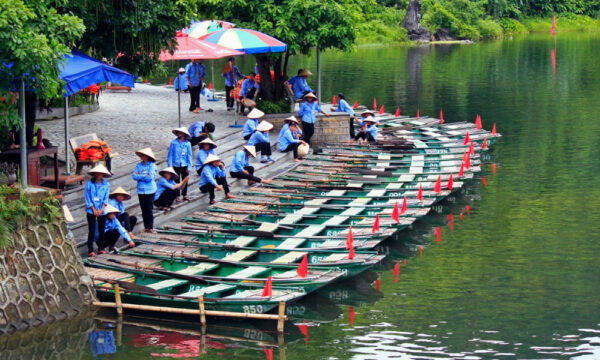Traditional boats for rent in Trang An.