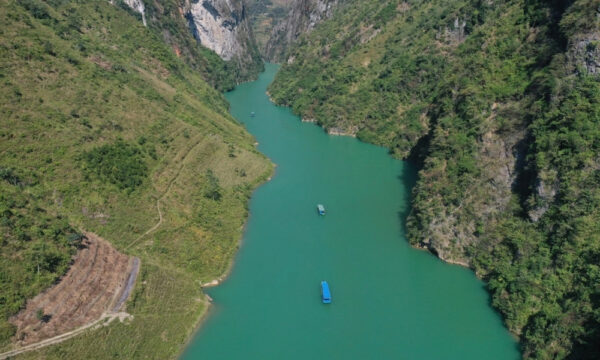 Close up of Nho Que River.