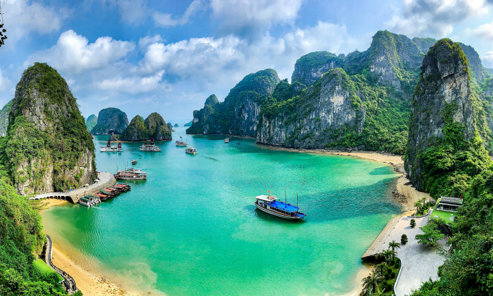 Cruises visiting Bo Hon island.