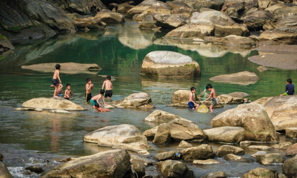 Giang Ta Chai children playing at Muong Hoa Strea.