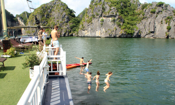 Guests jumping from cruise docking in Ba Trai Dao Beach area.