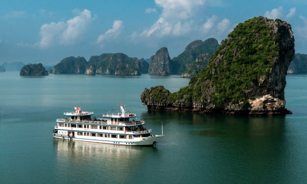 A cruise sailing in Bai Tu Long Bay.