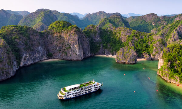 Cruising to Ba Trai Dao Beach islands.