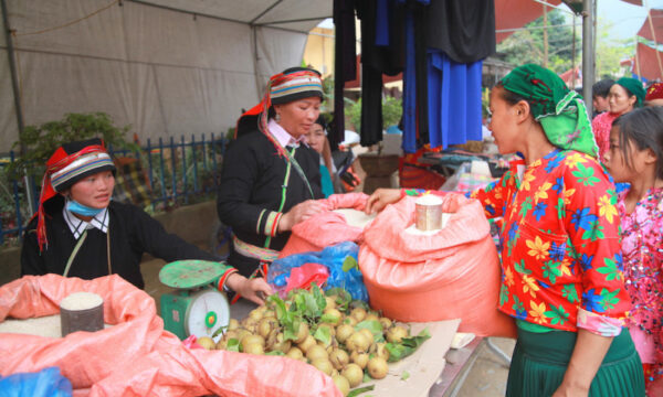 Local market in Du Gia.