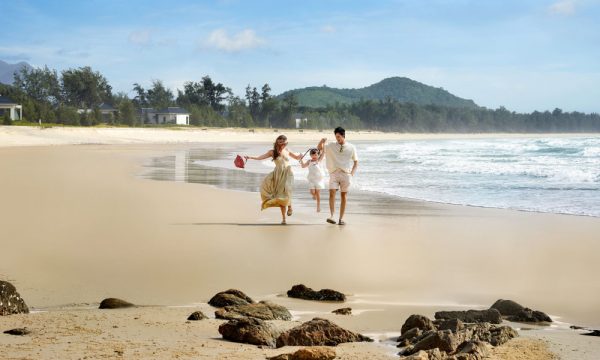 Family on Bai Tu Long beach.