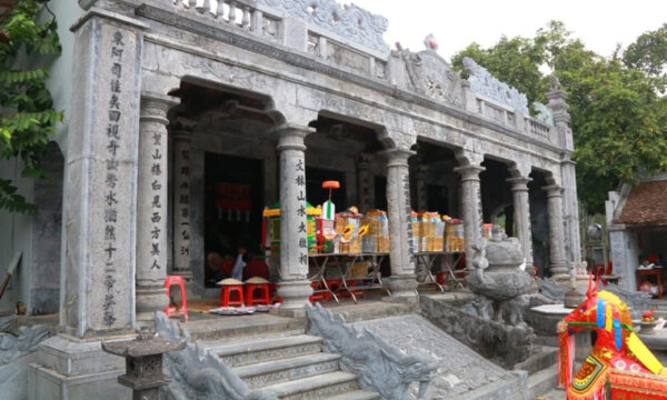 Thai Vi Temple close up.