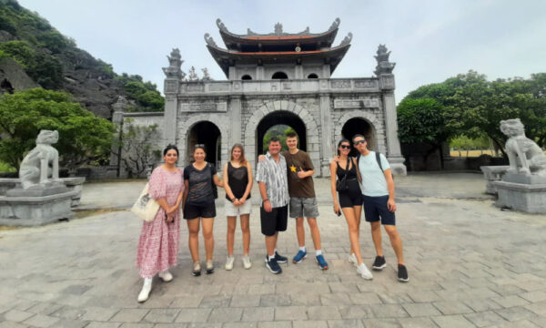 Guests at the gate of Hoa Lu Ancient Capital.