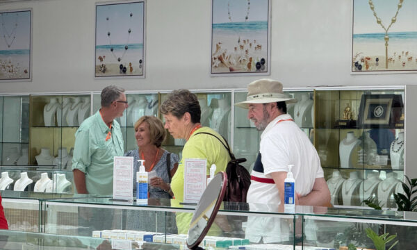 Foreign guests in Tung Sau Pearl Farm.