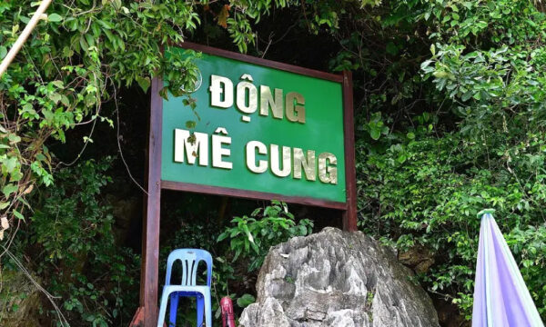 Sign in Me Cung Gate.