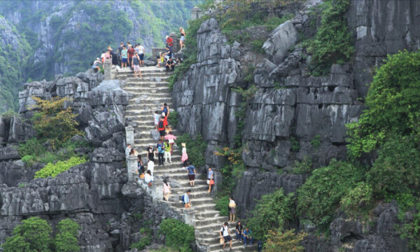 The climbing path to Mua Caves.
