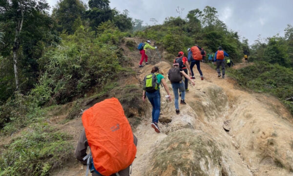 Guests trekking to Nam Kang Ho Tao Peak in Sapa.