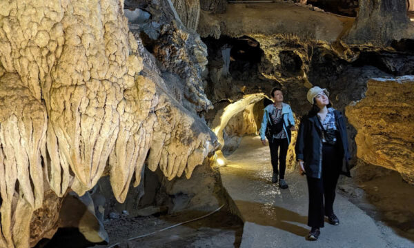 Guests inside Trung Trang Cave.