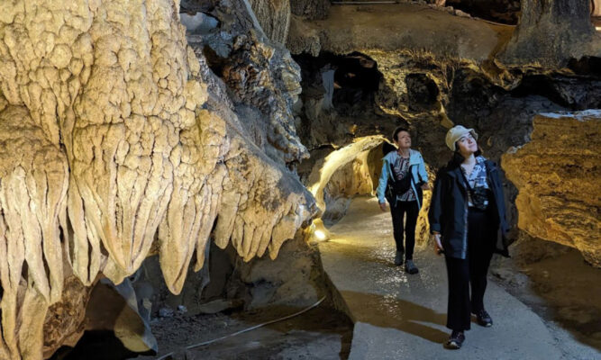 Guests inside Trung Trang Cave.