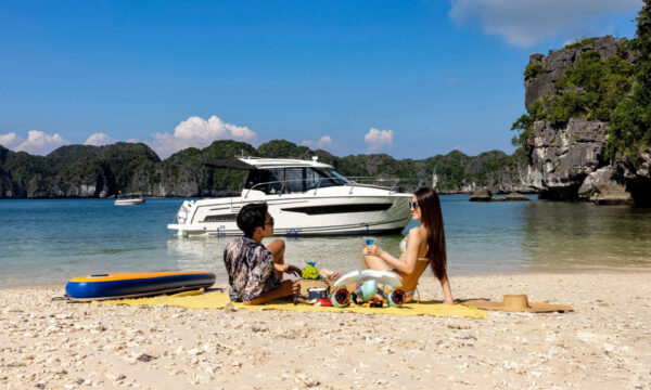 A couple relax on Ba Trai Dao Beach.