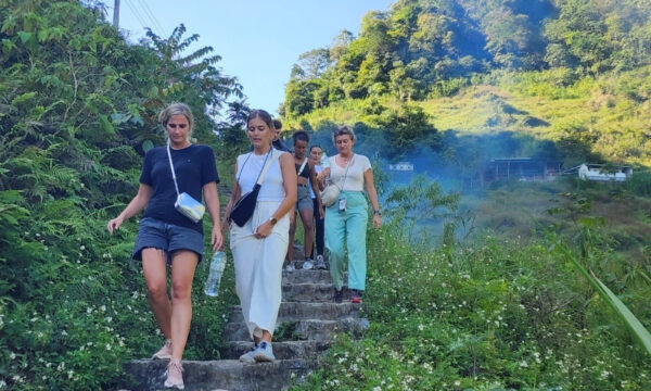 Guests walking on the road to Lung Khuy Cave.