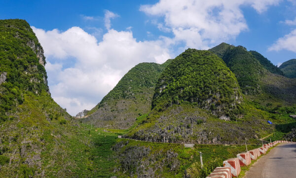 Ma Pi Leng Pass through the mountains.