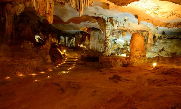 Road for visitors in Thien Canh Son Cave.