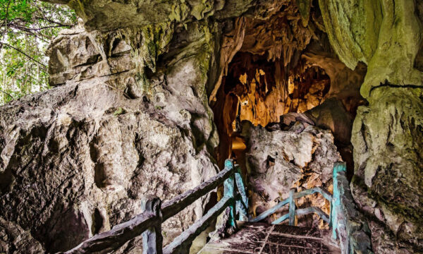 Road inside Trung Trang Cave.