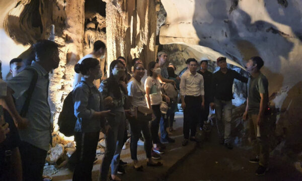 Lan Ha Bay guests visiting Trung Trang Cave.
