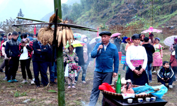 Locals in Yen Minh market.