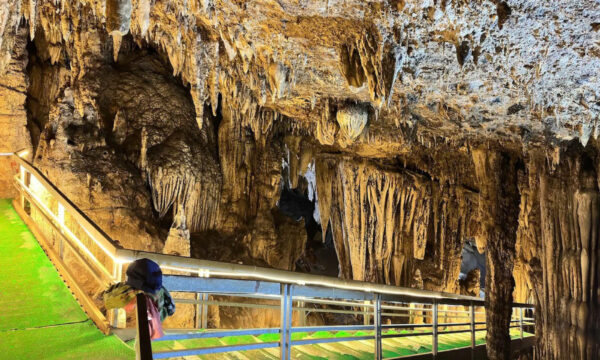 The stalactites in Lung Khuy Cave.