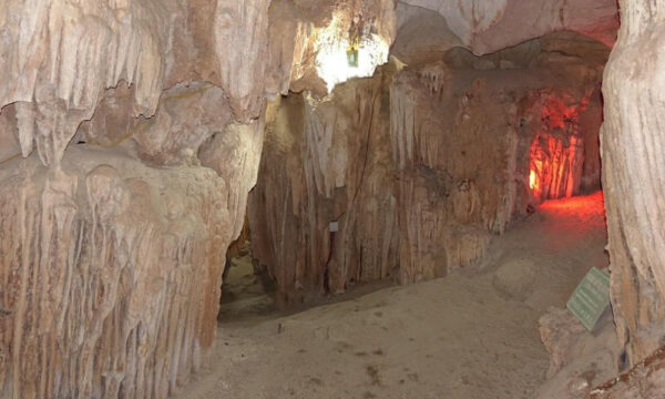 Path inside Me Cung Cave.