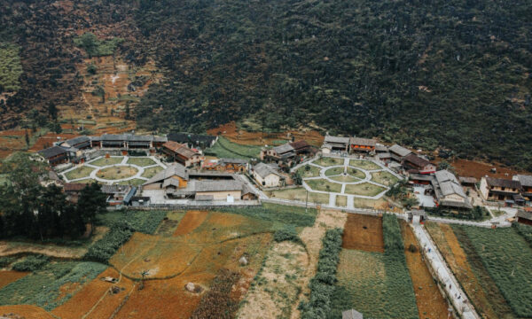 Meo Vac communal complexes.