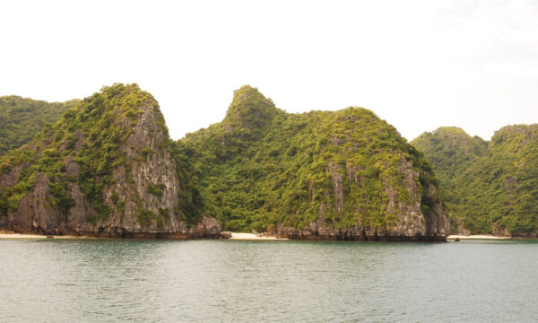 Overview of islands on Ba Trai Dao Beach.
