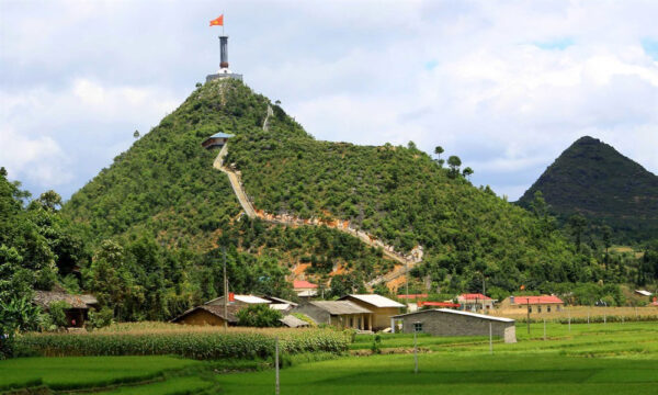 Road to Lung Cu Flagpole.