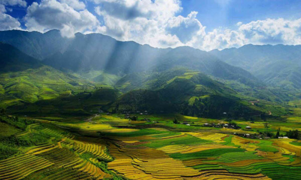 Panorama of Ban Ho commune under the mountains.
