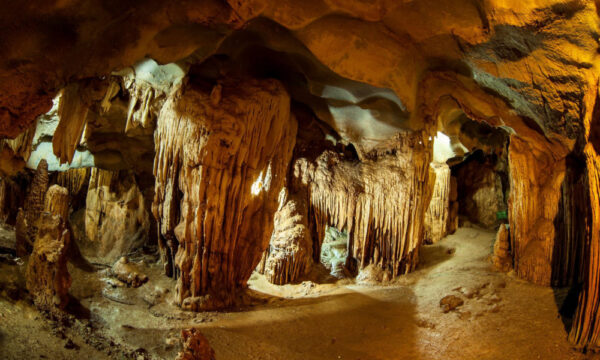 Me Cung Cave path through the stalactites.