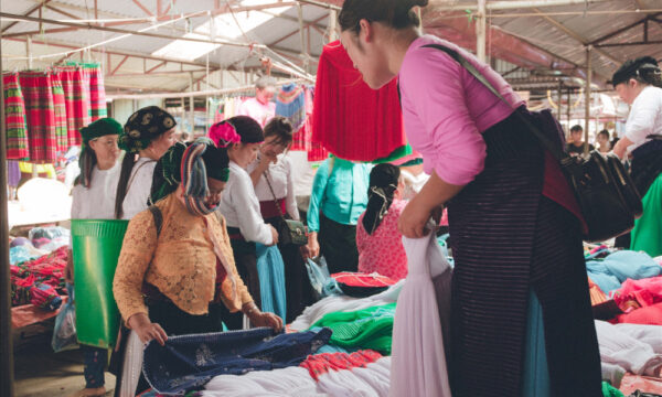 Pho Cao village market.