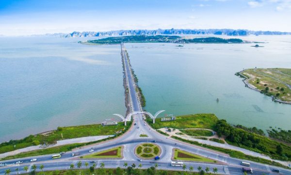A highway connecting mainland with Tuan Chau Island.