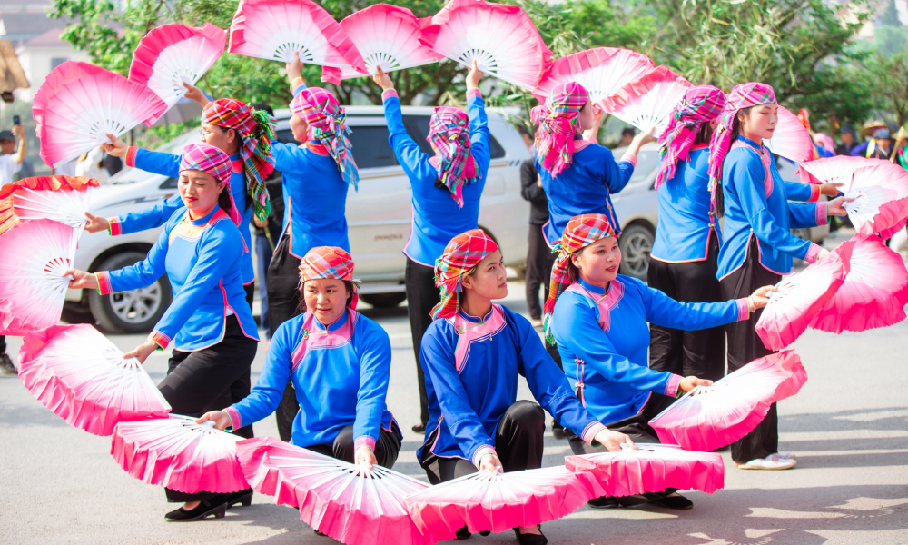 Sapa ethnic people dancing in festival.