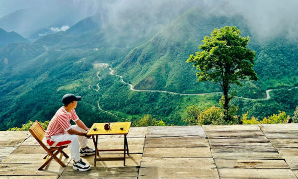 Sapa guests admiring O Quy Ho Pass overview.