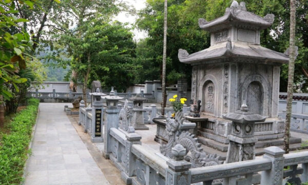 Stone tombs in Thai Vi Temple.
