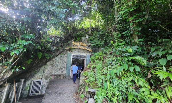 Guests walking in Lung Khuy Cave.