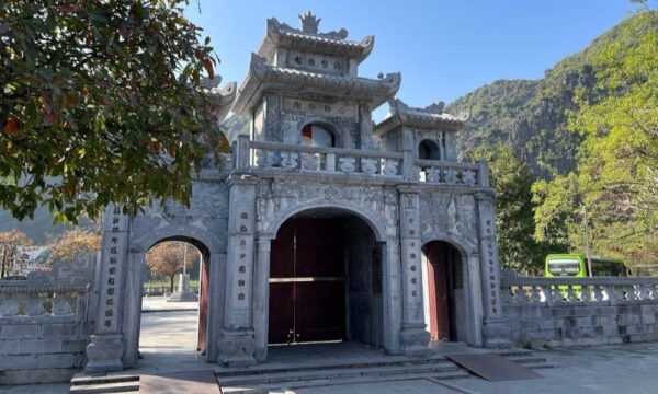 Gate of Thai Vi Temple.