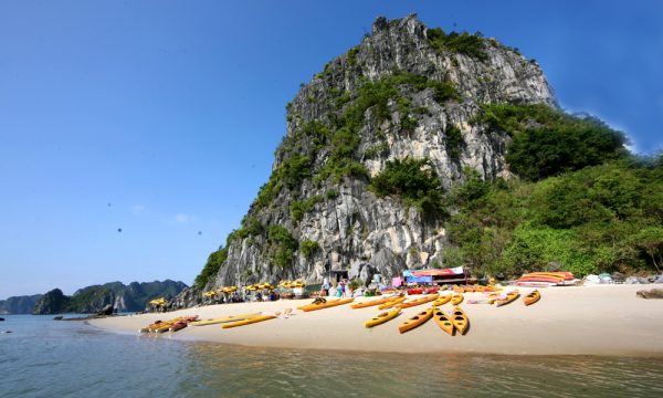 Small beach under Thien Canh Son Cave.