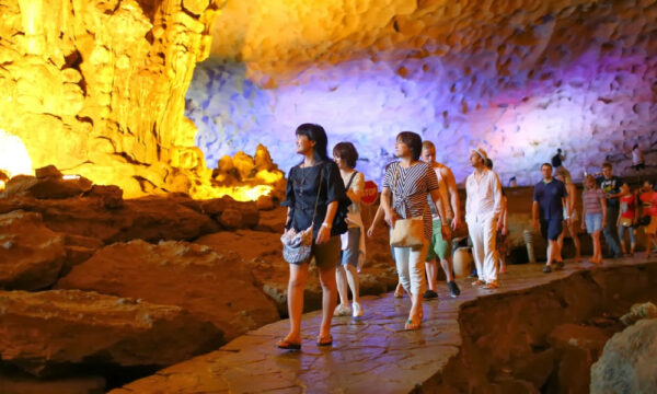 Guests visiting Me Cung Cave.